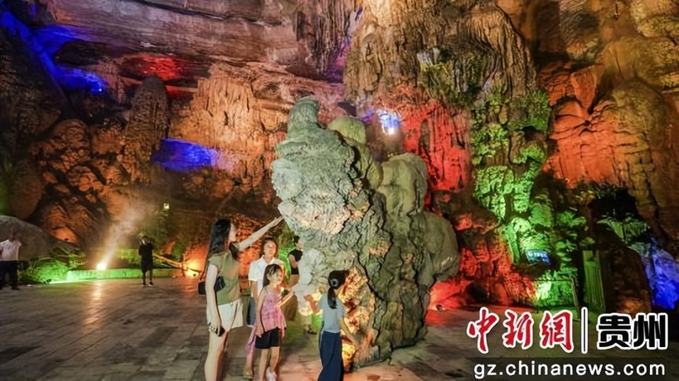 欣赏千姿百, 推出更多常, 气氛热烈 欣赏千姿百, 推出更多常, 气氛热烈